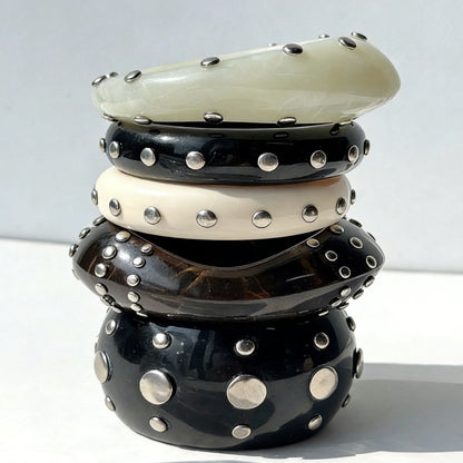 HUANZHI Black and White Irregular Resin Bracelet with Bold, Trendy Design Unique Punk-Style Silver Rivet Clasp Women's Jewelry