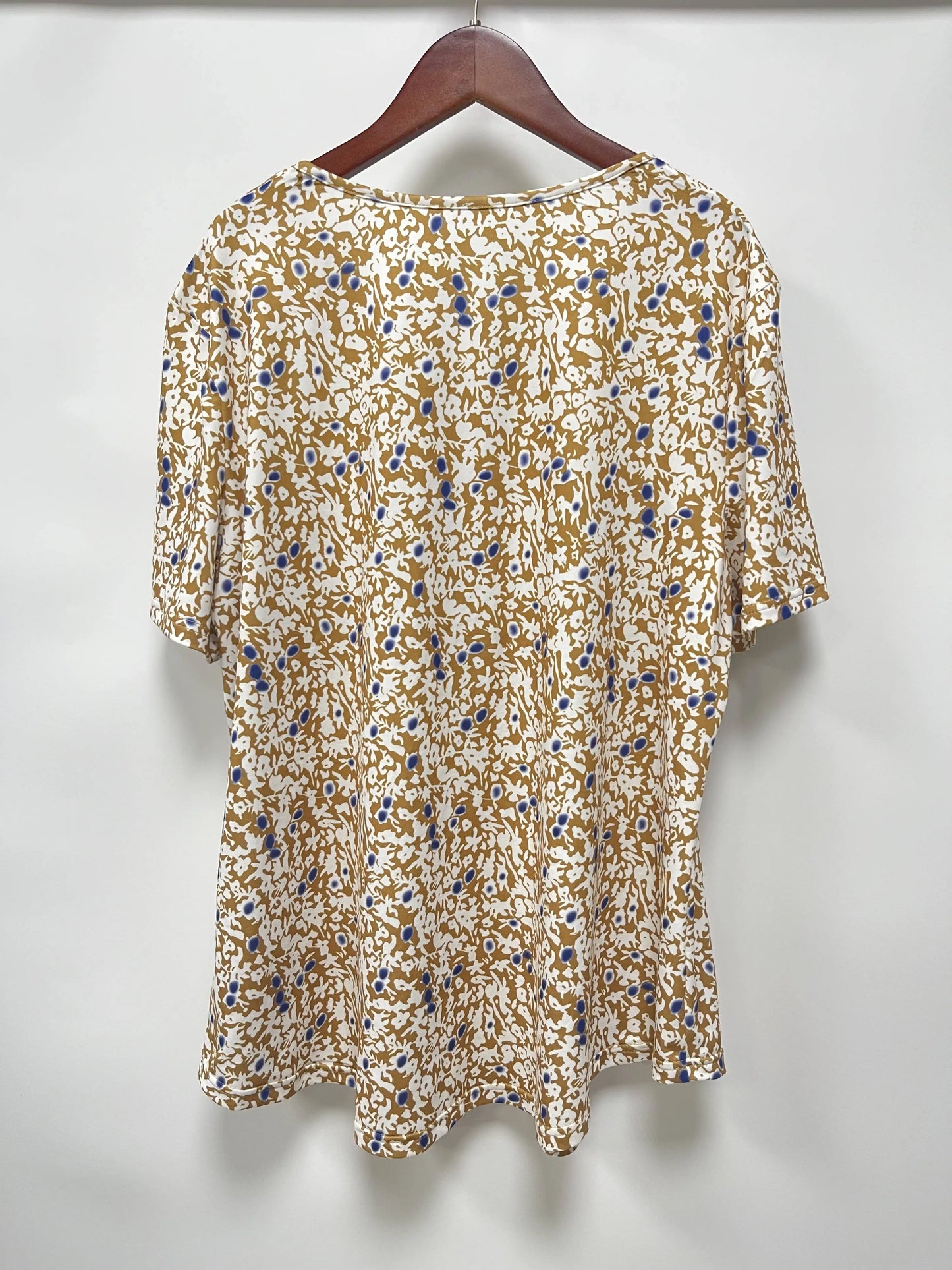 Plus-size spring-summer short-sleeved T-shirt with randomly printed buttons